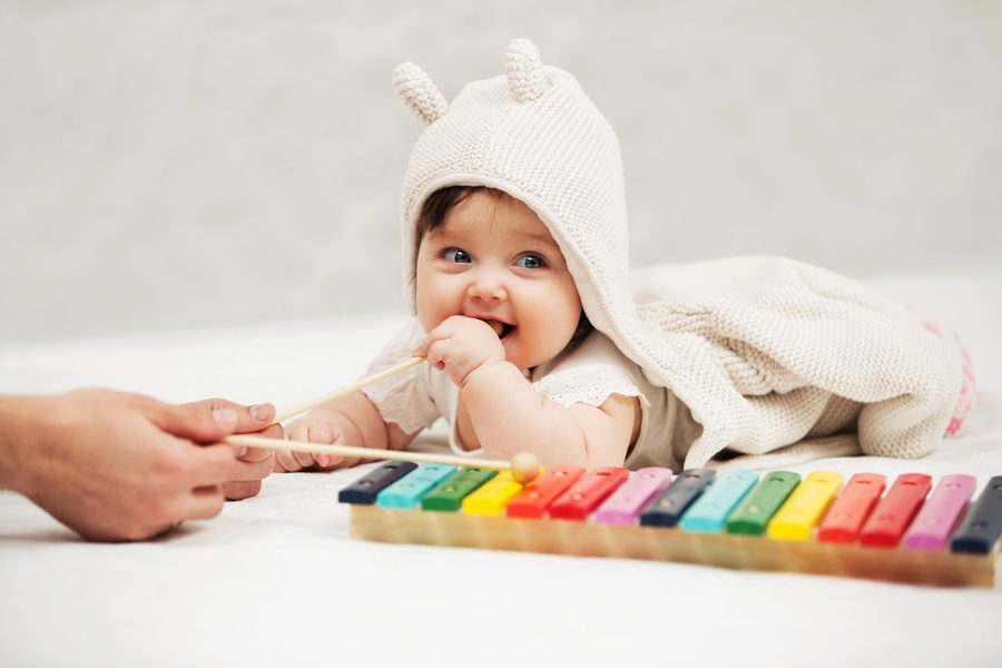 Baby mit Xylophon